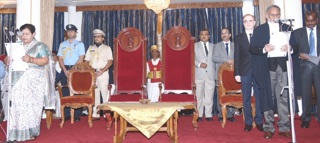 Photo of सुश्री अनुसुईया उइके ने राज्यपाल के पद की ली शपथ