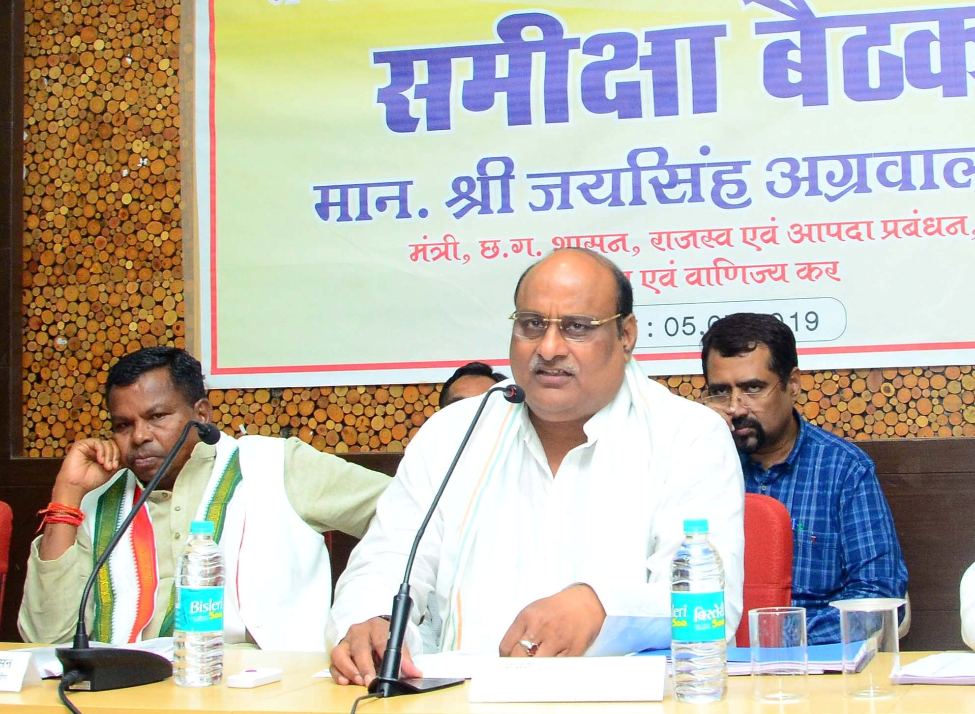 Photo of लंबित राजस्व प्रकरणों को दो माह के भीतर करे निराकृत – अग्रवाल