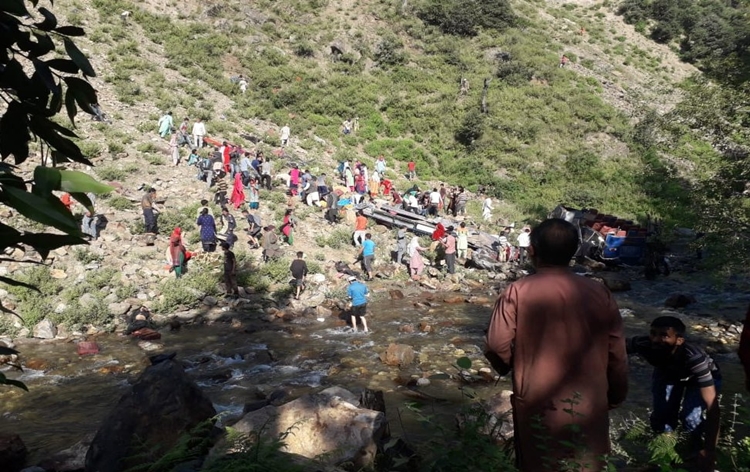 Photo of जम्मू कश्मीर में बस के गहरे खड्ड में गिरने से 35 लोगो की मौत