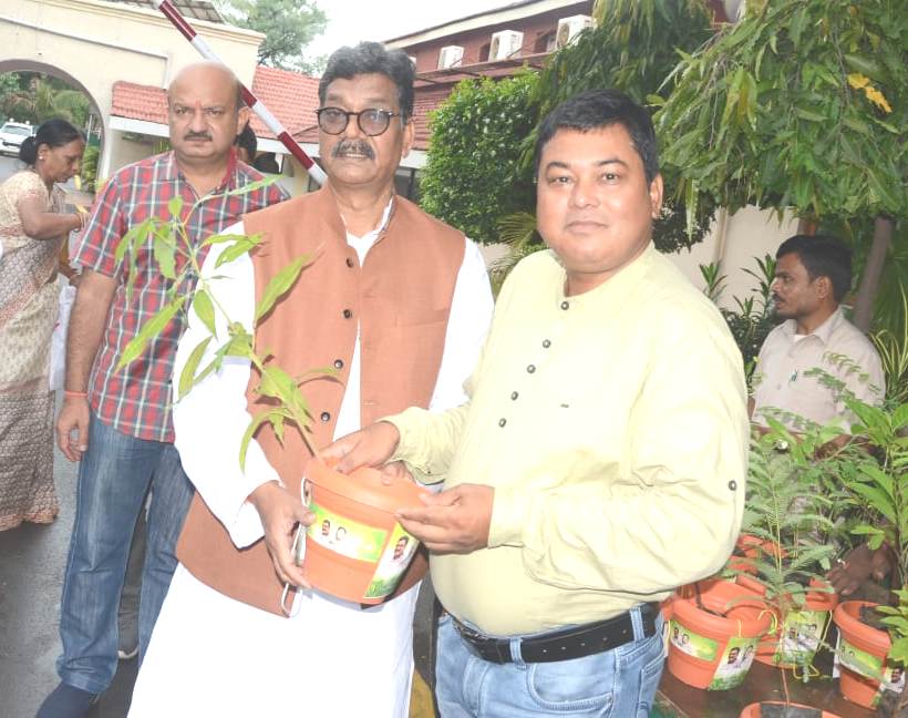 Photo of विधानसभा अध्यक्ष ने मुलाकातियों को प्रदान किया पौधे और गमले