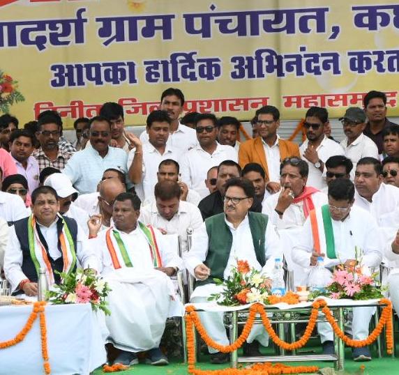 Photo of पुनिया ने गौठान का निरीक्षण कर चौपाल में ग्रामीणों से की चर्चा