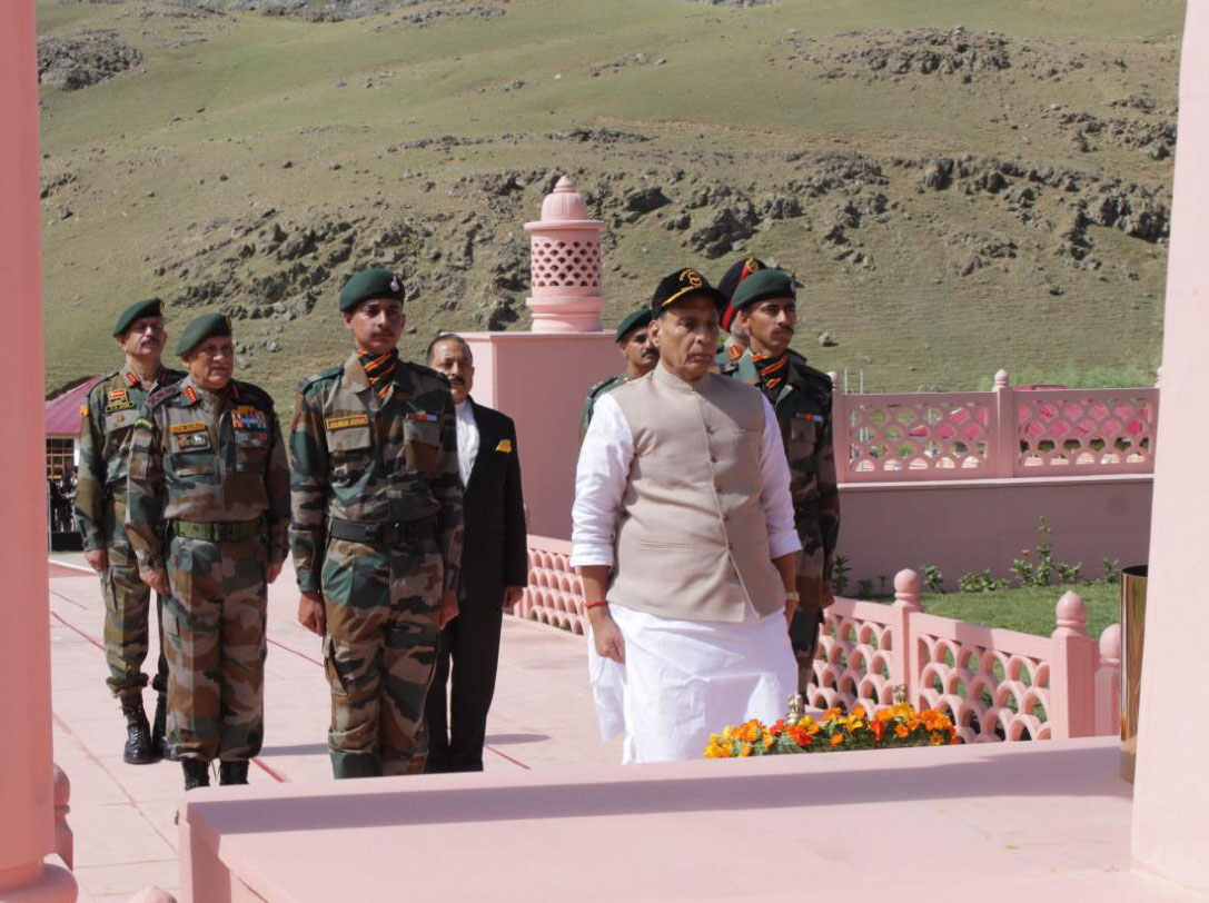 Photo of राजनाथ ने करगिल युद्ध स्मारक पर शहीद सैनिकों को दी श्रद्धांजलि