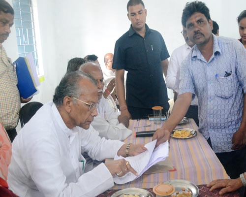 Photo of गृह मंत्री ने जनसंपर्क के दौरान लोगो से समस्याओं की ली जानकारी