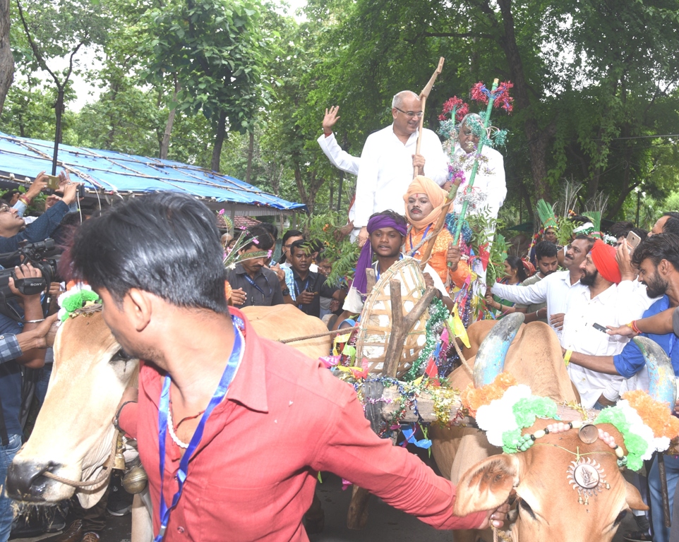 Photo of मुख्यमंत्री बैलगाड़ी पर सवार होकर हरेली यात्रा में शामिल हुए