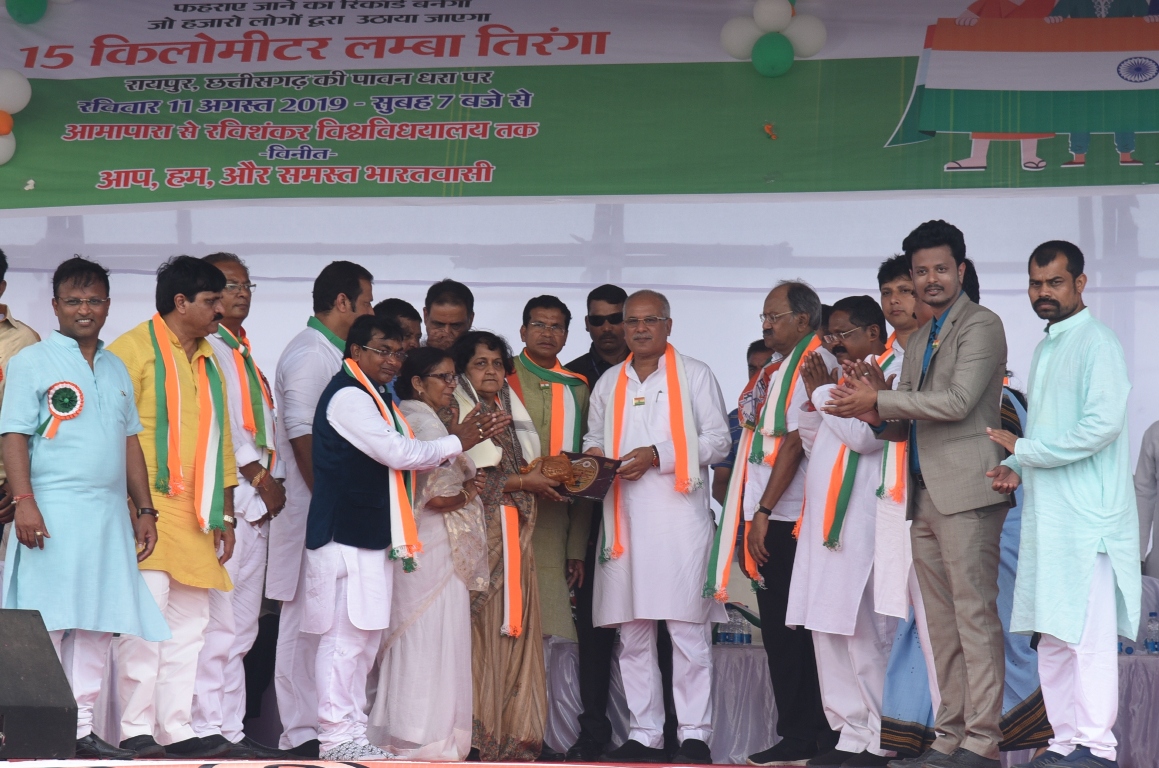 Photo of मानव श्रृंखला बनाकर फहराया गया 15 किलोमीटर लम्बा राष्ट्रीय ध्वज