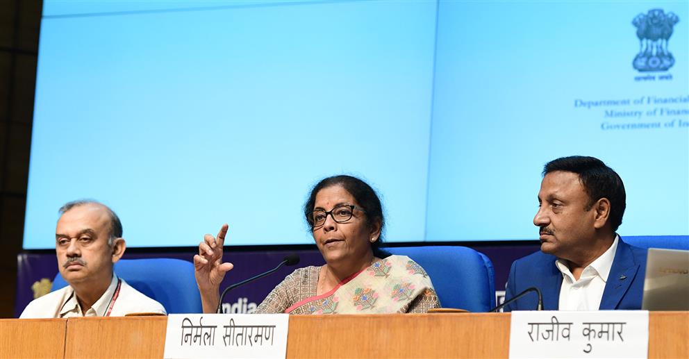 Photo of सार्वजनिक क्षेत्र के 10 बैंकों का चार बैंकों में होगा विलय- सीतारामन