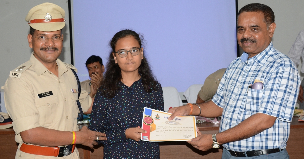 Photo of डीजीपी ने पुलिस परिवार के होनहार छात्र-छात्राओं को किया सम्मानित