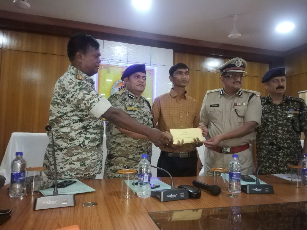 Photo of छत्तीसगढ़ में इनामी नक्सली ने किया आत्मसमर्पण