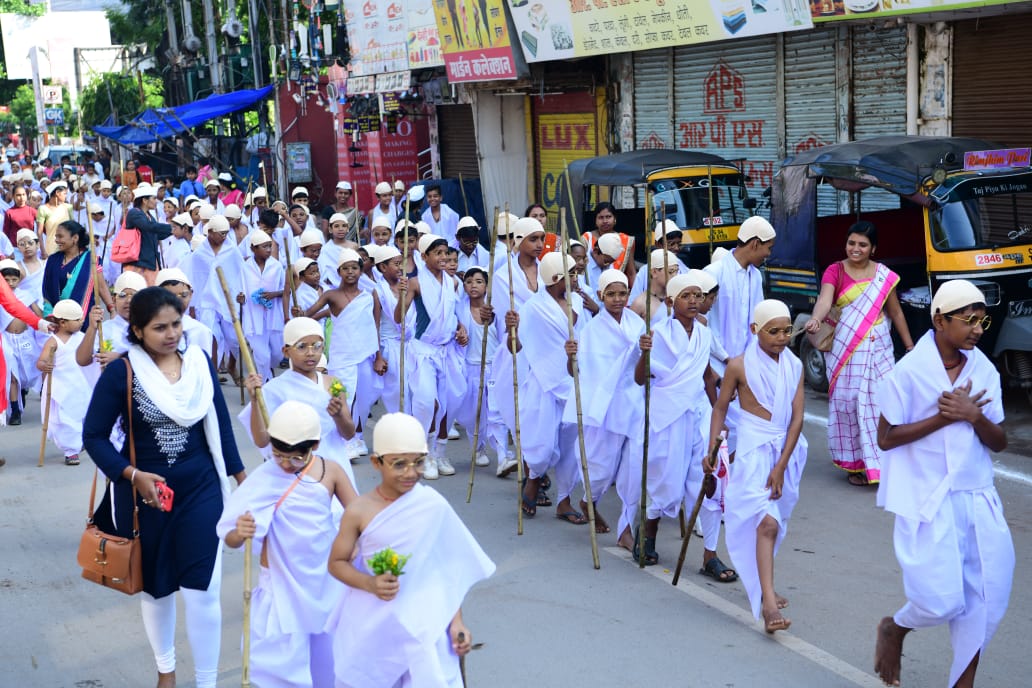 Photo of राजधानी रायपुर की सड़कों पर पदयात्रा पर निकले हजारों गांधी