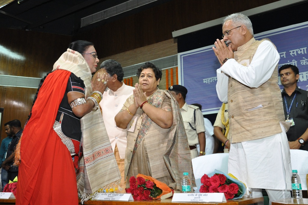 Photo of राज्यपाल ने पद्मविभूषण श्रीमती तीजन बाई को किया सम्मानित