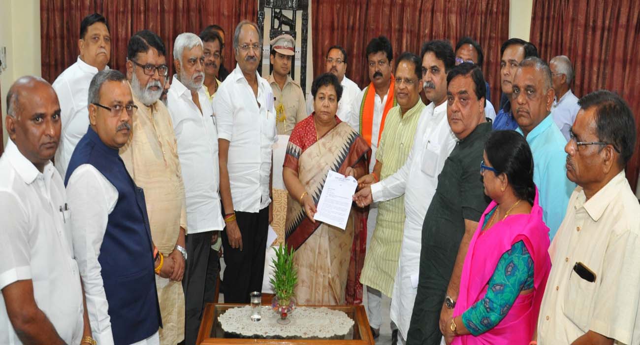 Photo of भाजपा ने धरना-प्रदर्शन कर राज्यपाल को सौपा ज्ञापन