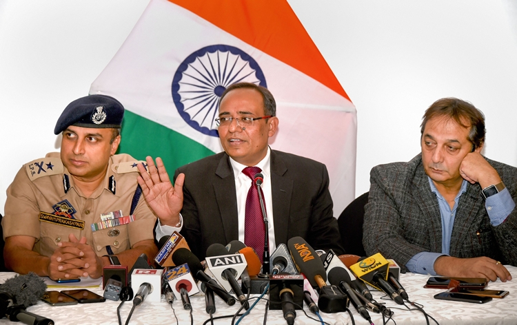 Photo of जम्मू-कश्मीर में पोस्टर-पेड मोबाइल फोन सोमवार से होंगे शुरू