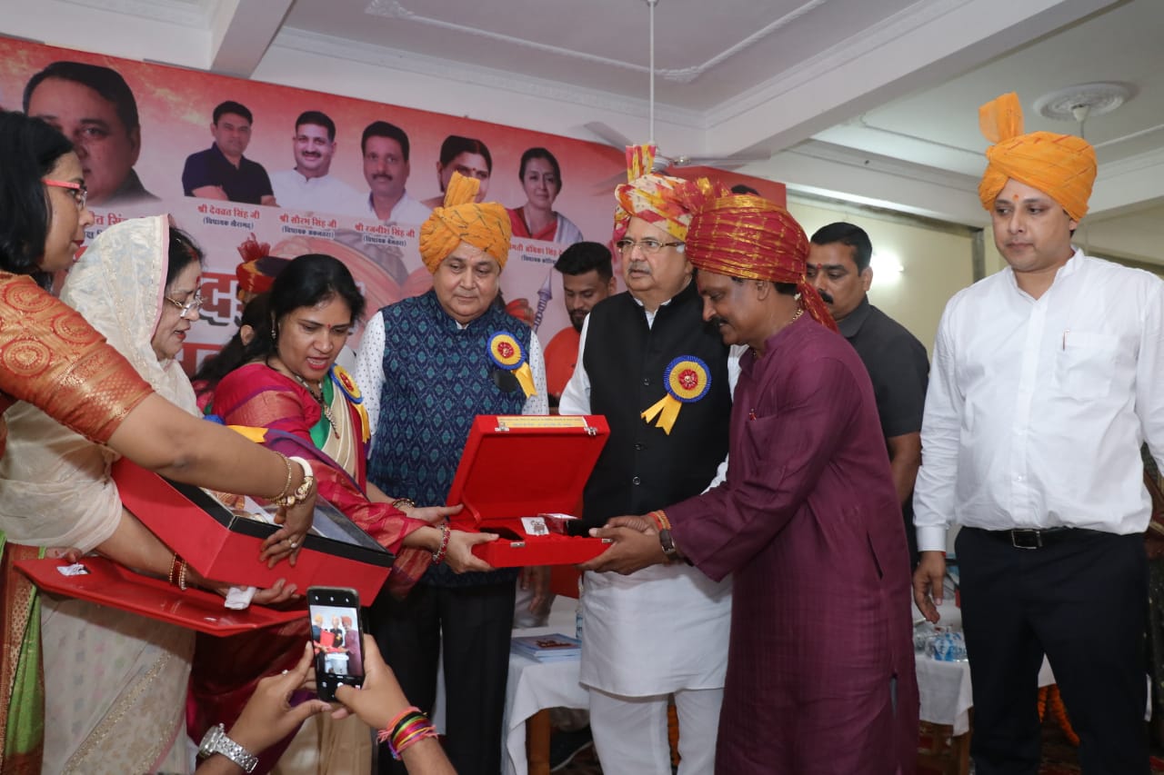 Photo of जात पात को भूलकर राजपूत समाज गरीब, असहाय, निर्धन लोगों की करे मदद- रमन