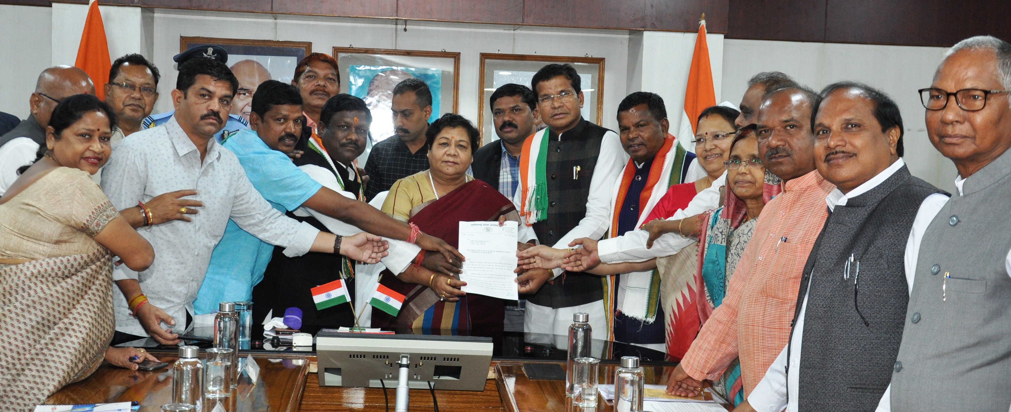 Photo of विधायकगण पेशा कानून का क्रियान्वयन सुनिश्चित करें- सुश्री उइके