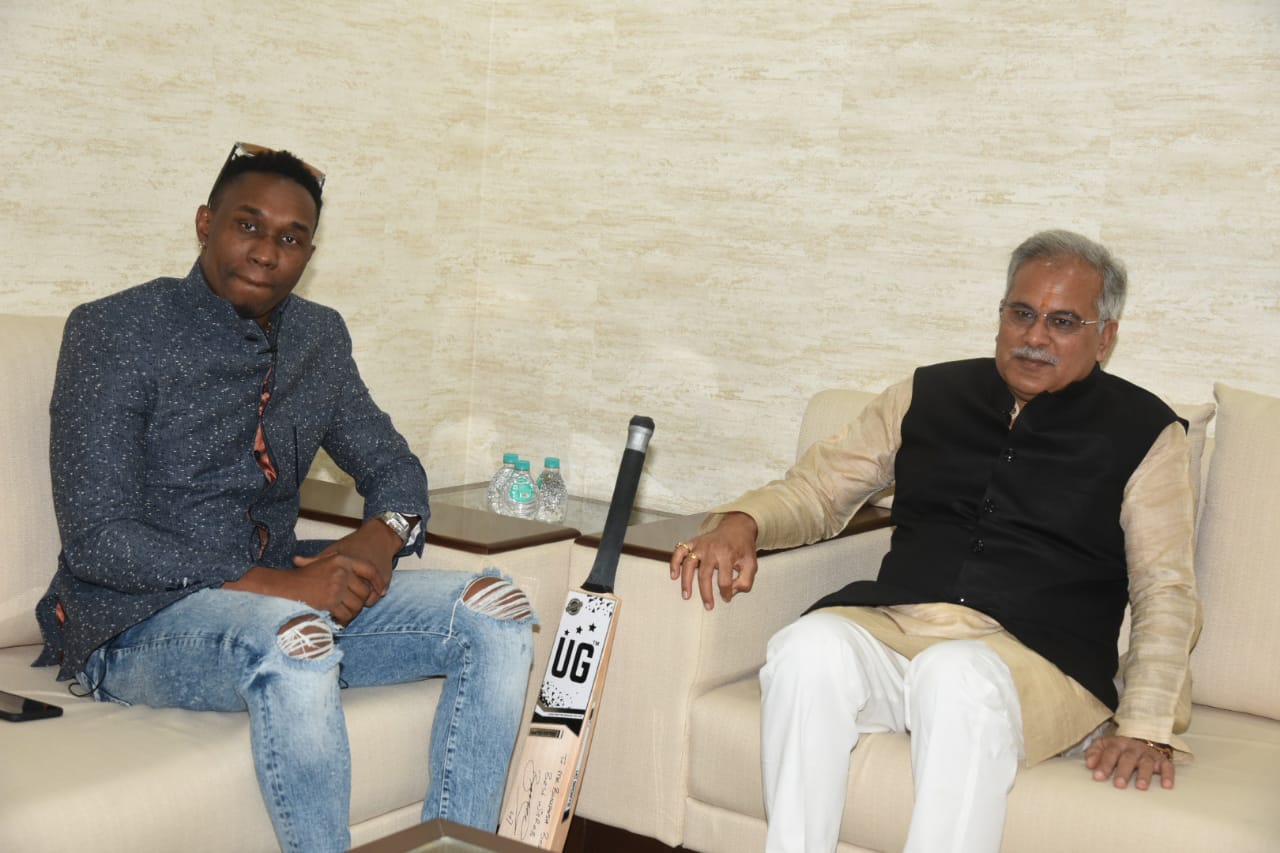 Photo of भूपेश से वेस्टइंडीज क्रिकेट टीम के पूर्व कप्तान ड्वेन ब्रावो ने की मुलाकात