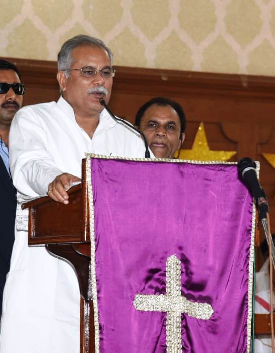 Photo of भूपेश ने केक काट कर किया क्रिसमस सेलिब्रेट