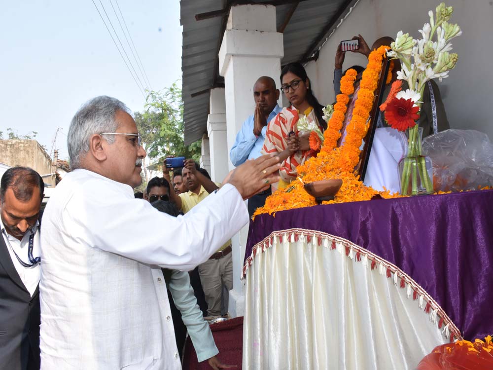Photo of भूपेश,महंत शामिल हुए वरिष्ठ पत्रकार स्व.कौशिक के दशगात्र कार्यक्रम में