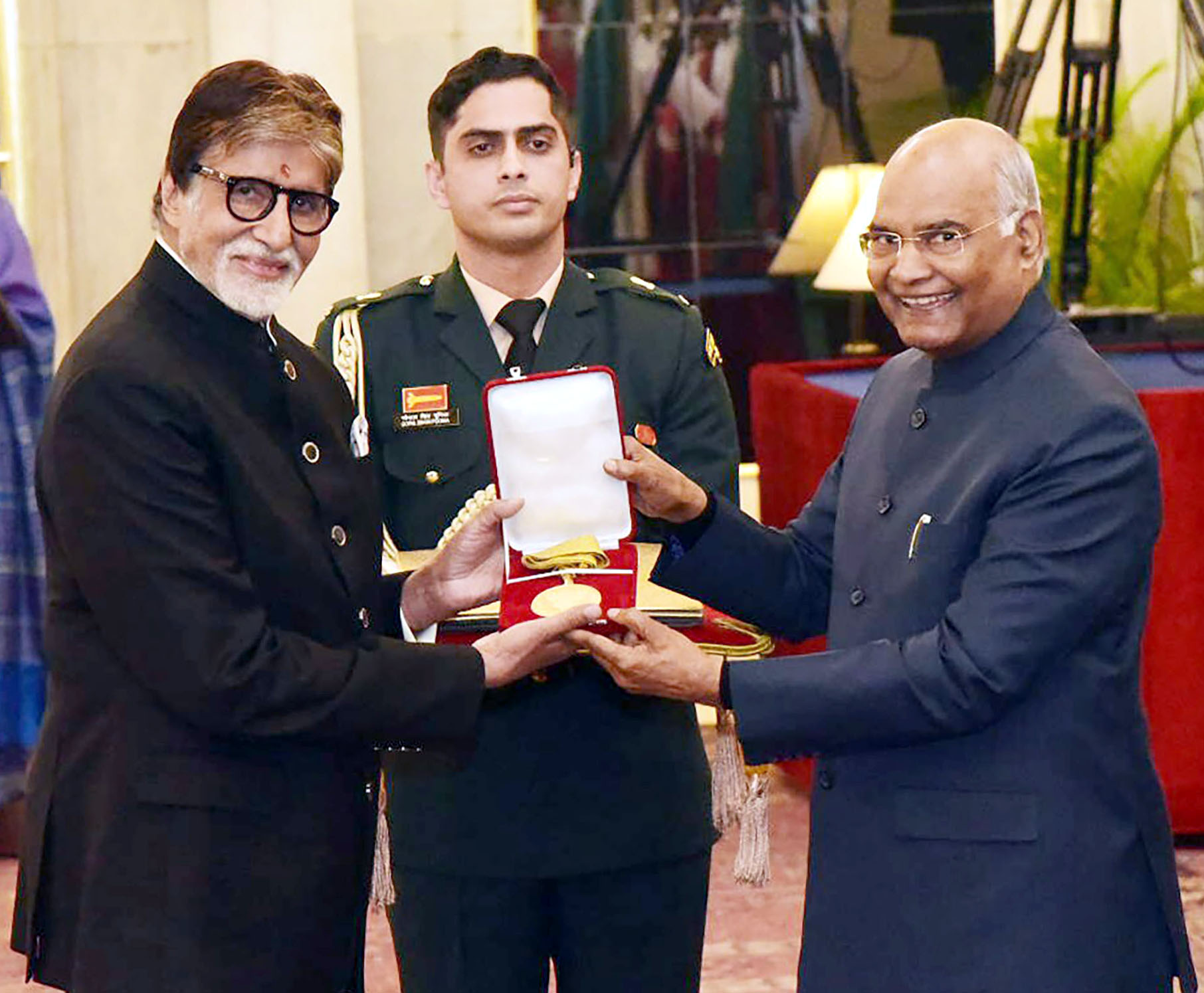 Photo of अमिताभ बच्चन दादा साहब फाल्के सम्मान से सम्मानित