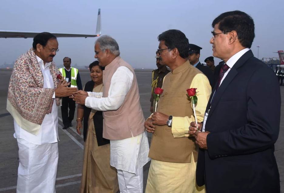 Photo of उपराष्ट्रपति नायडू का रायपुर पहुंचने पर स्वागत