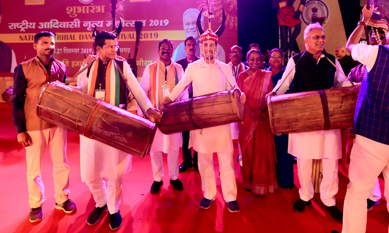 Photo of दण्डामी माड़िया नर्तकों के साथ थिरके राहुल और भूपेश