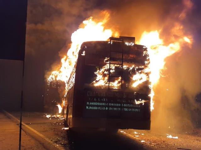 Photo of ट्रक से टकराने के बाद लगी आग से 10 बस यात्रियों की मौत