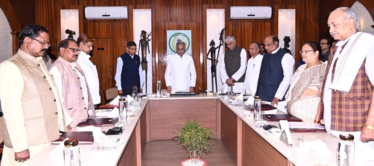Photo of छत्तीसगढ़ मंत्रिपरिषद ने राष्ट्रपिता महात्मा गांधी को दी श्रद्धांजलि