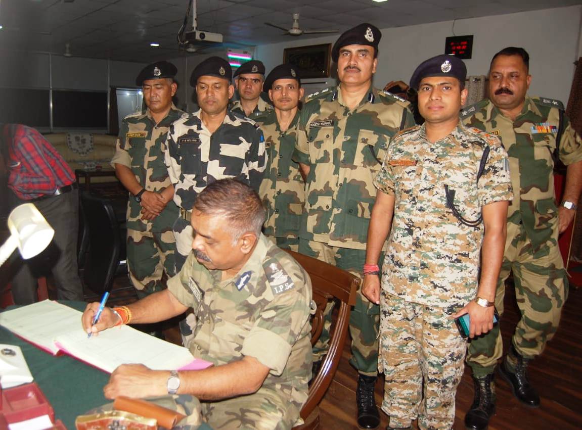 Photo of नक्सल क्षेत्र में पुलिस महानिदेशक ने की कानून व्यवस्था की समीक्षा