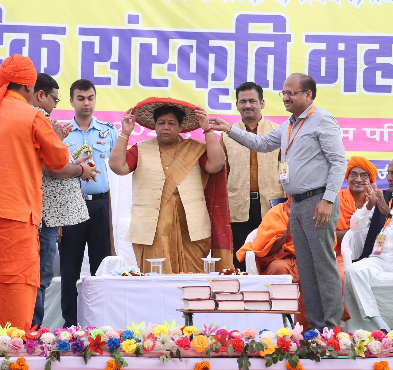 Photo of वेदों में देश के सदियों पुराने ज्ञान का खजाना: सुश्री उइके