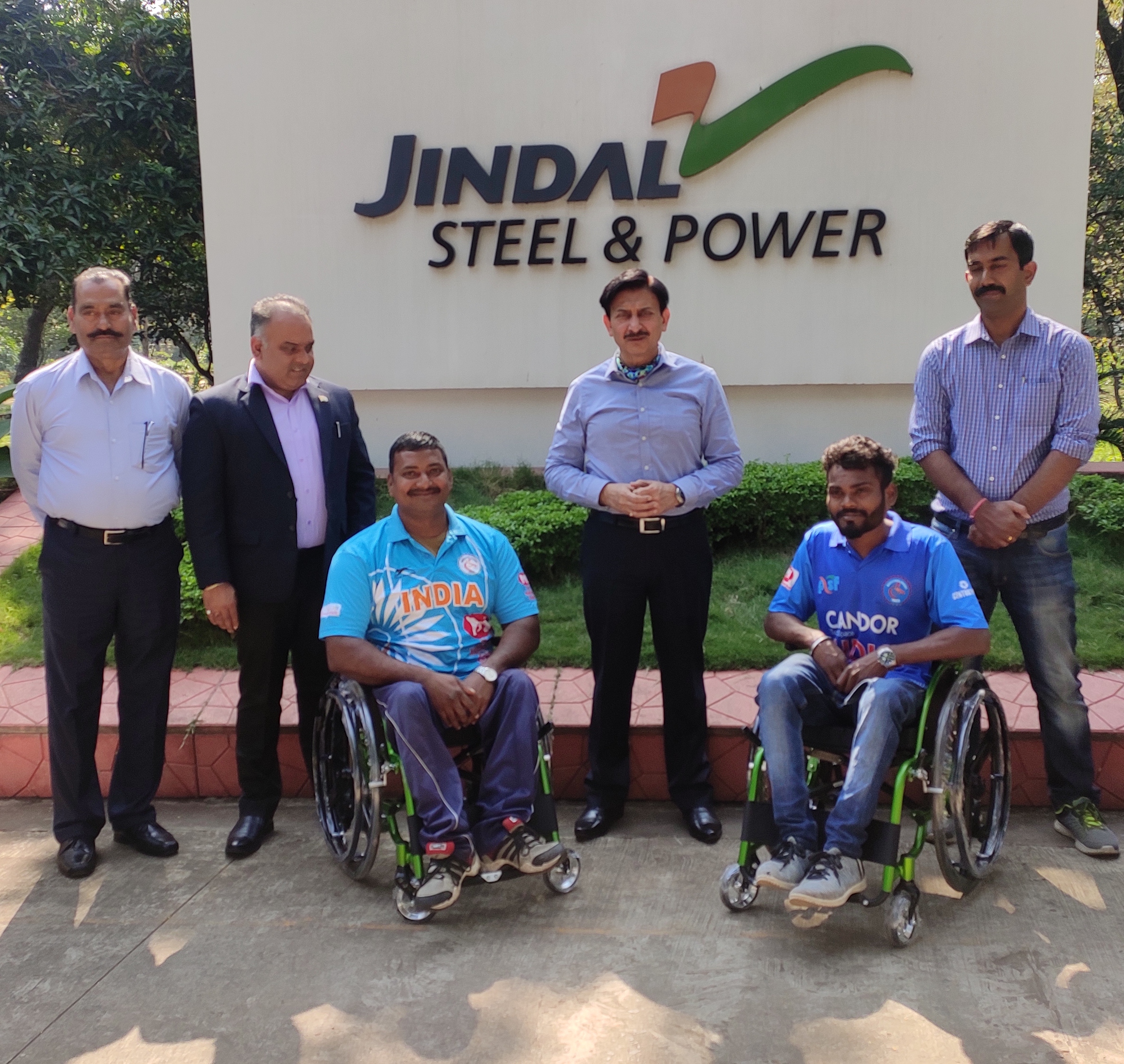 Photo of जिन्दल फाउन्डेशन द्वारा दो क्रिकेट खिलाड़ियों को स्पोर्ट्स व्हील चेयर