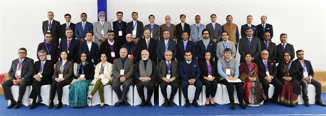 Photo of मोदी ने आर्थिक विकास के मुद्दे पर अर्थशास्त्रियों और उद्योगपतियों से की चर्चा