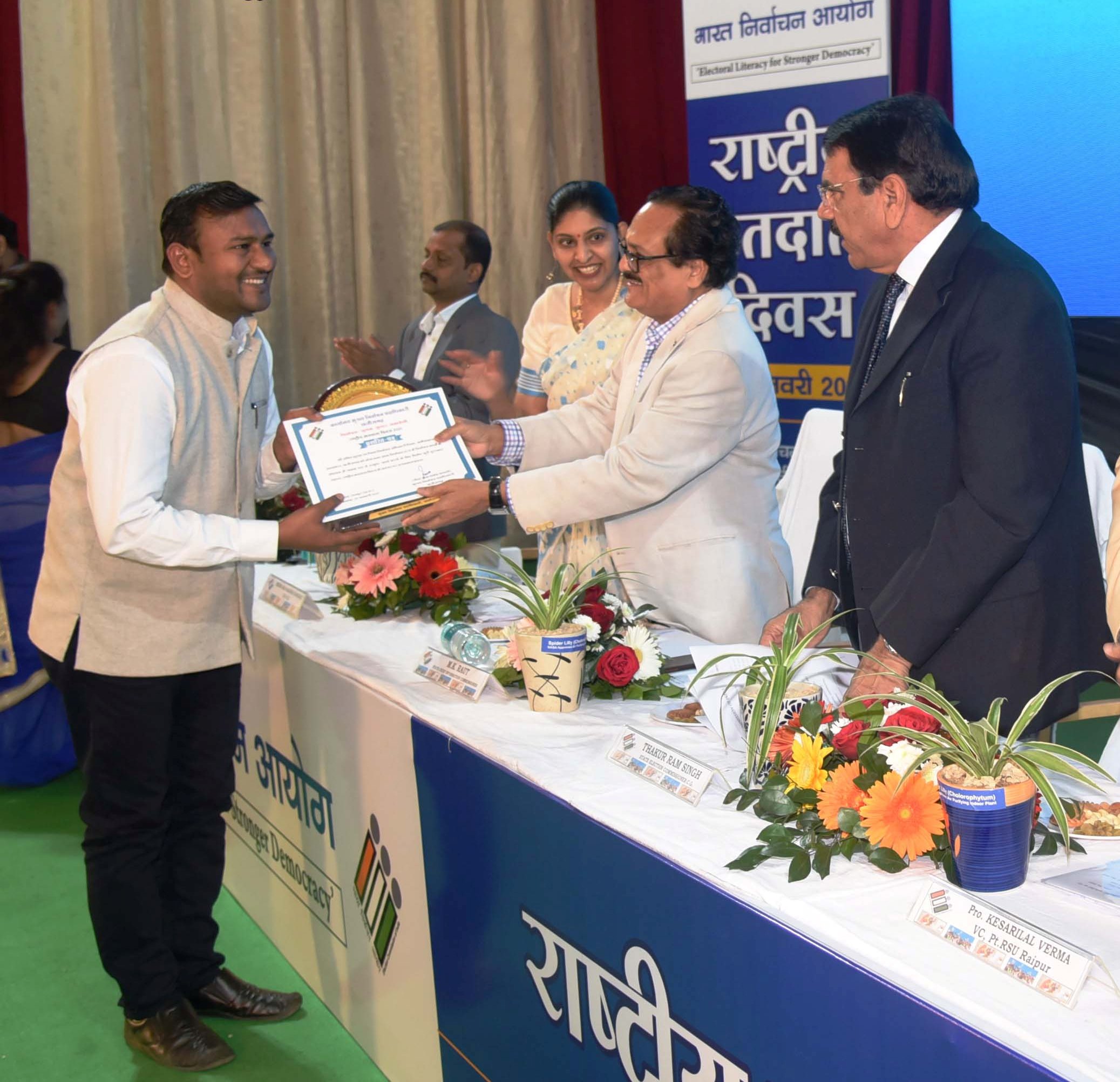 Photo of लोकसभा निर्वाचन में उत्कृष्ट कार्य करने वाले 10 अधिकारी पुरस्कृत