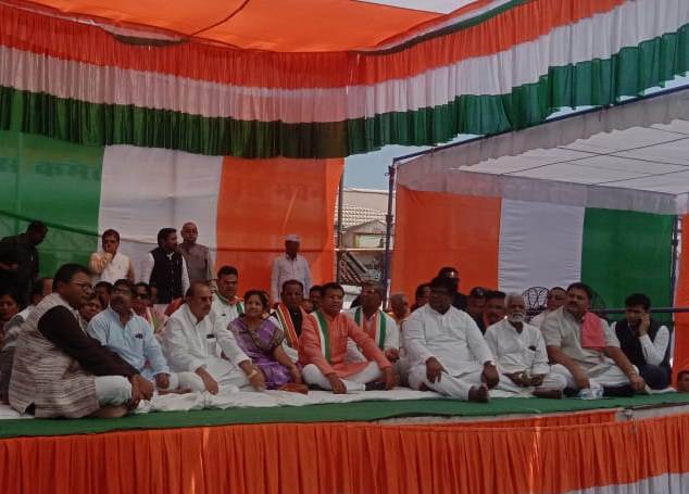 Photo of कांग्रेस ने किया विरोध प्रदर्शन और आयकर कार्यालय का घेराव