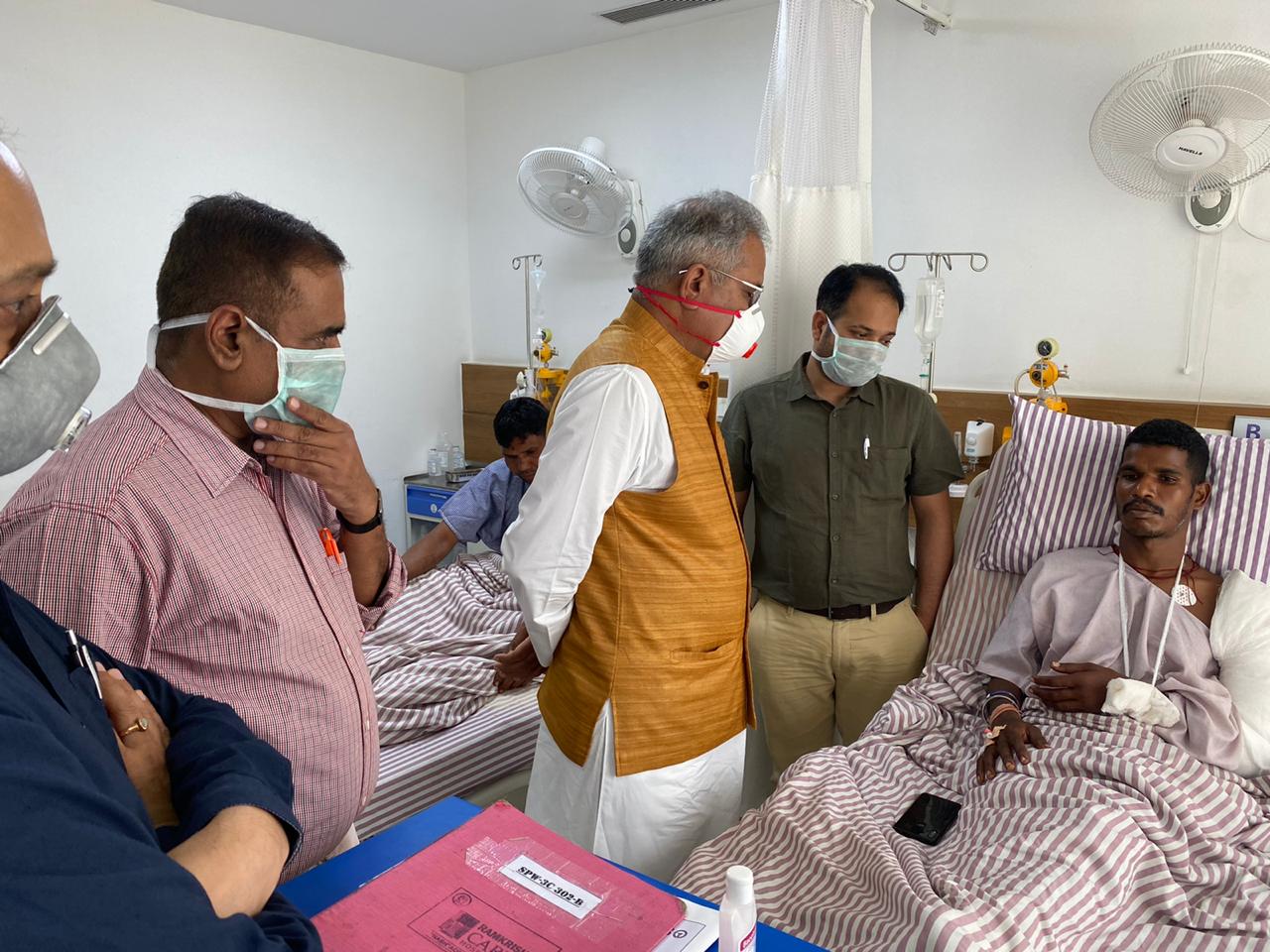 Photo of मुख्यमंत्री ने अस्पताल में नक्सल मुठभेड़ में घायल जवानों के स्वास्थ्य की ली जानकारी