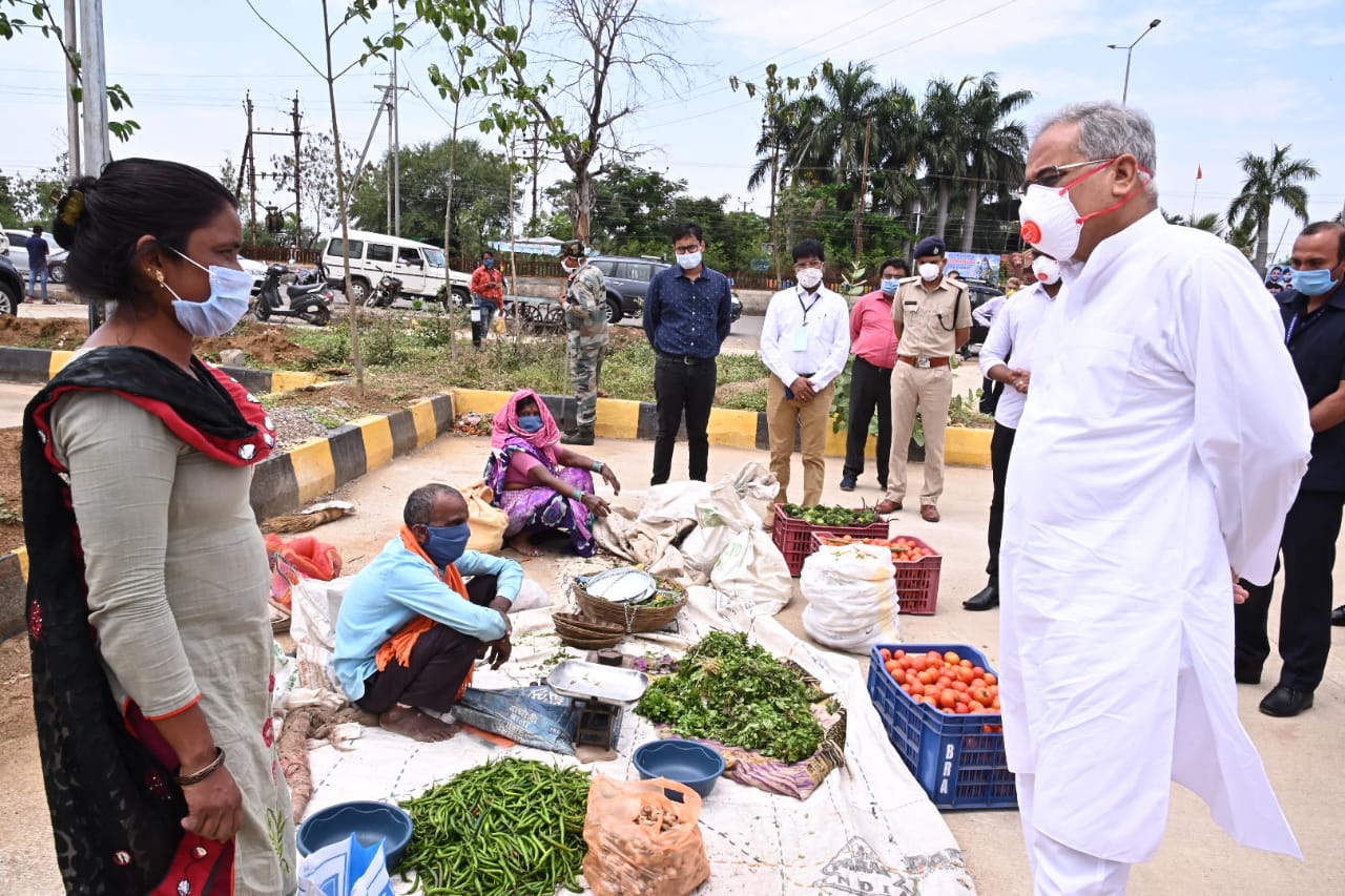 Photo of आवश्यक वस्तुओं एवं सब्जियों के दाम जानने भूपेश उतरे सड़क पर