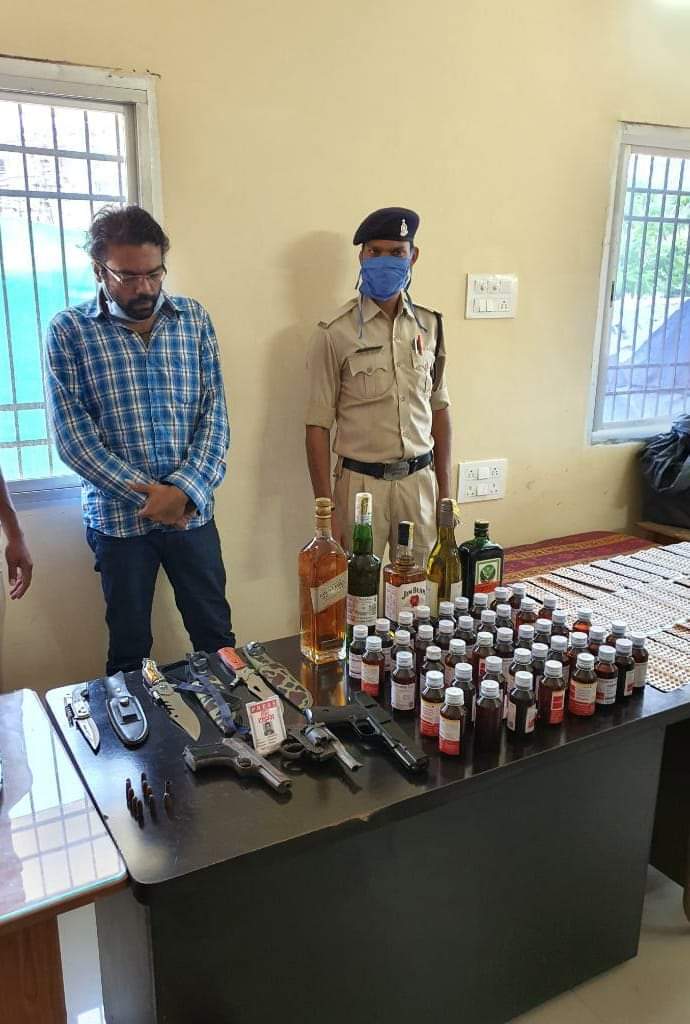 Photo of नशीली दवाओं,शराब एवं हथियारों के साथ पत्रकार सहित दो गिरफ्तार