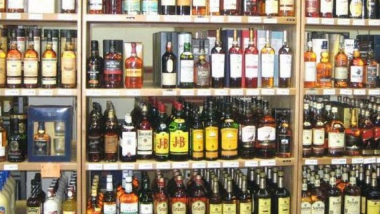 Photo of छत्तीसगढ़ में शराब की दुकानों पर दिनभर उमड़ी भारी भीड़