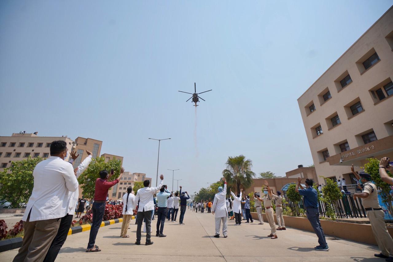 Photo of हेलीकॉप्टर से फूल बरसा कर कोरोना वारियर्स को सलामी