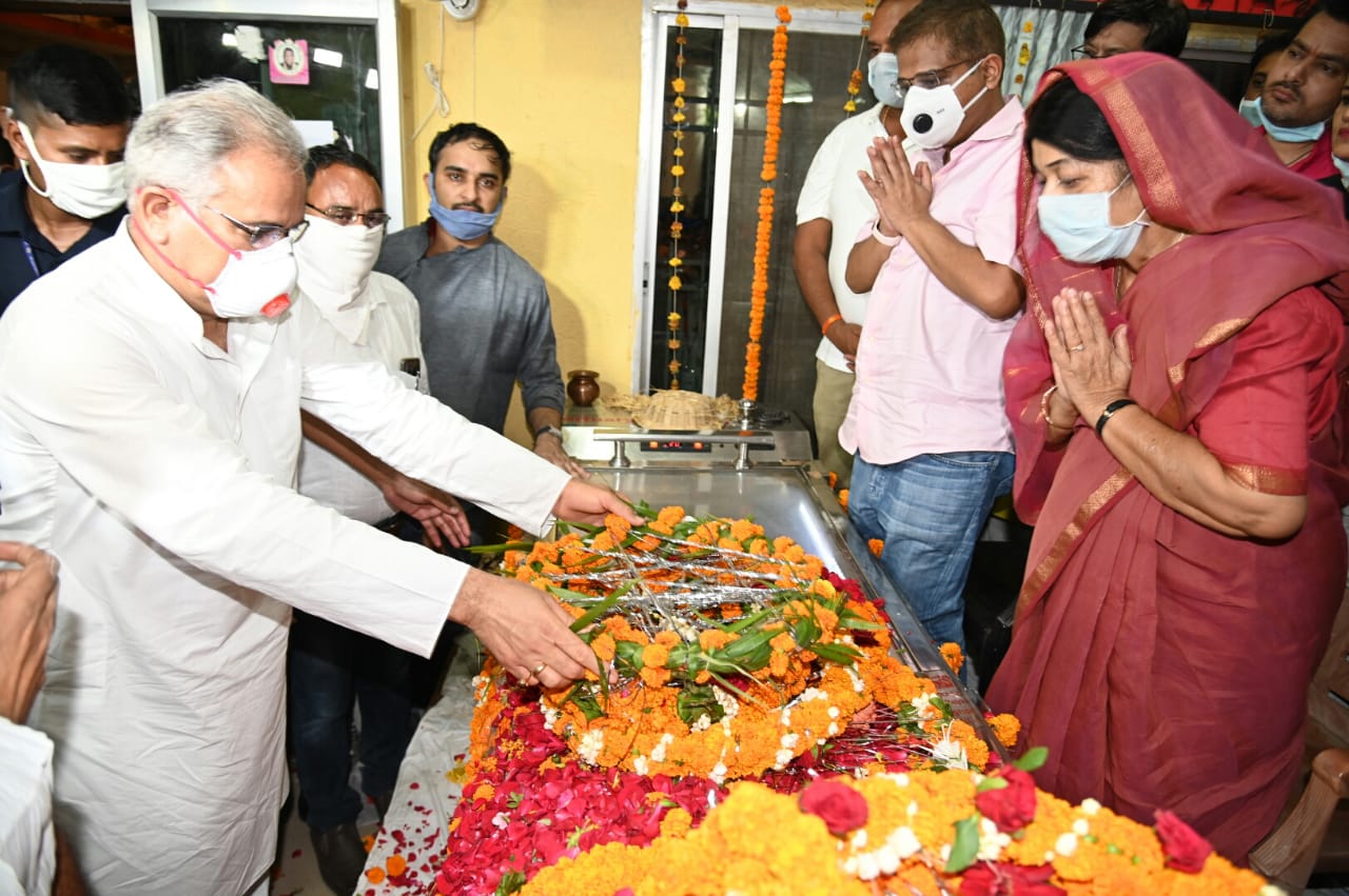 Photo of भूपेश ने जोगी के पार्थिव शरीर पर पुष्पचक्र अर्पित कर दी श्रद्धांजलि