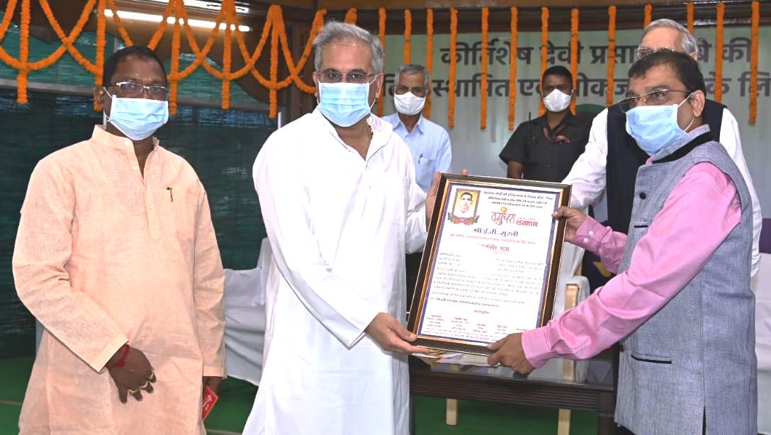 Photo of भूपेश ने वरिष्ठ पत्रकार ई.वी.मुरली को ’वसुंधरा सम्मान’ से किया सम्मानित