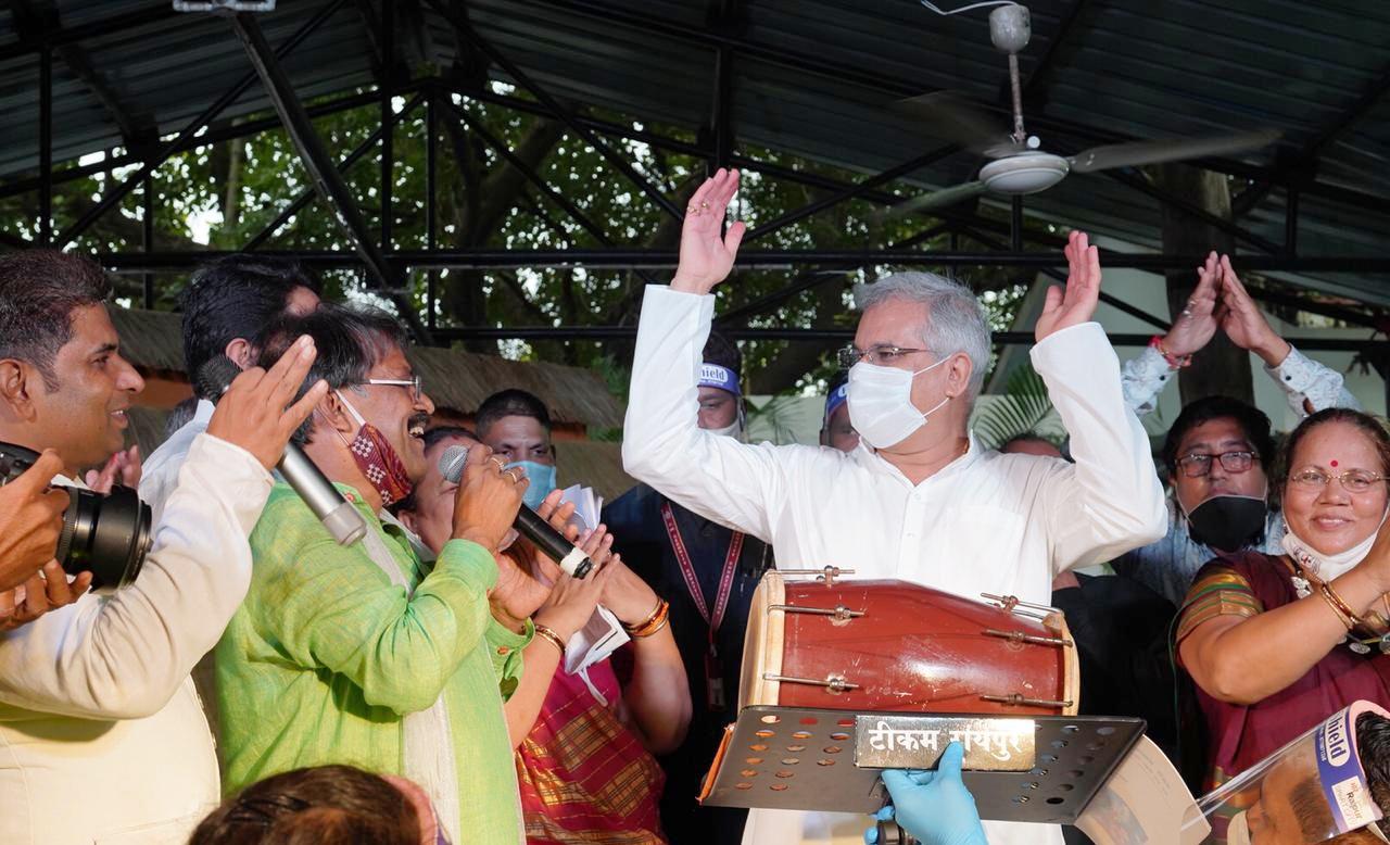 Photo of तीजा पर भूपेश ने छत्तीसगढ़ी जसगीत की लय पर ढोलक पर दी थाप