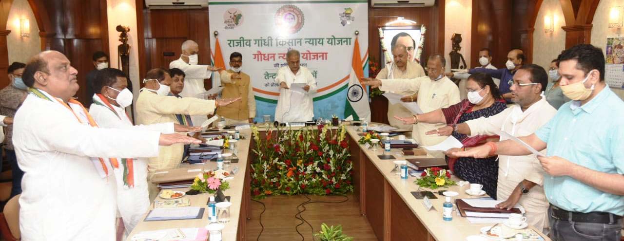 Photo of भूपेश एवं महंत सहित मंत्रियों ने ली सद्भावना दिवस की शपथ