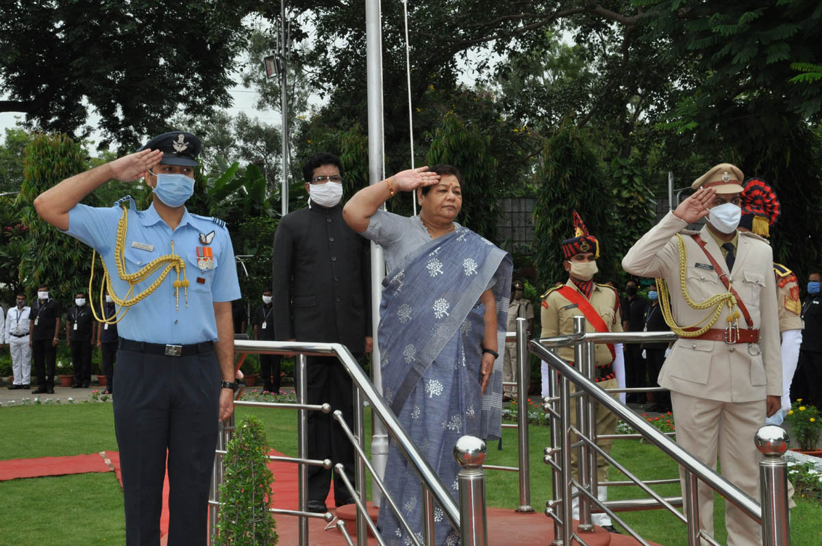 Photo of राज्यपाल सुश्री उइके ने राजभवन में किया ध्वजारोहण