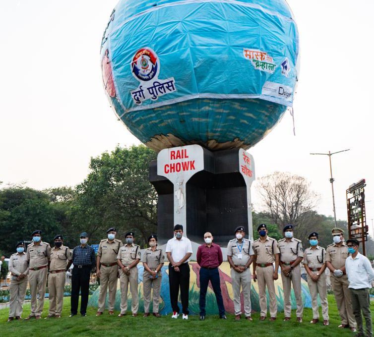 Photo of दुर्ग पुलिस ने सबसे बड़ा मास्क बनाकर लोगो को कोरोना से बचने का दिया संदेश