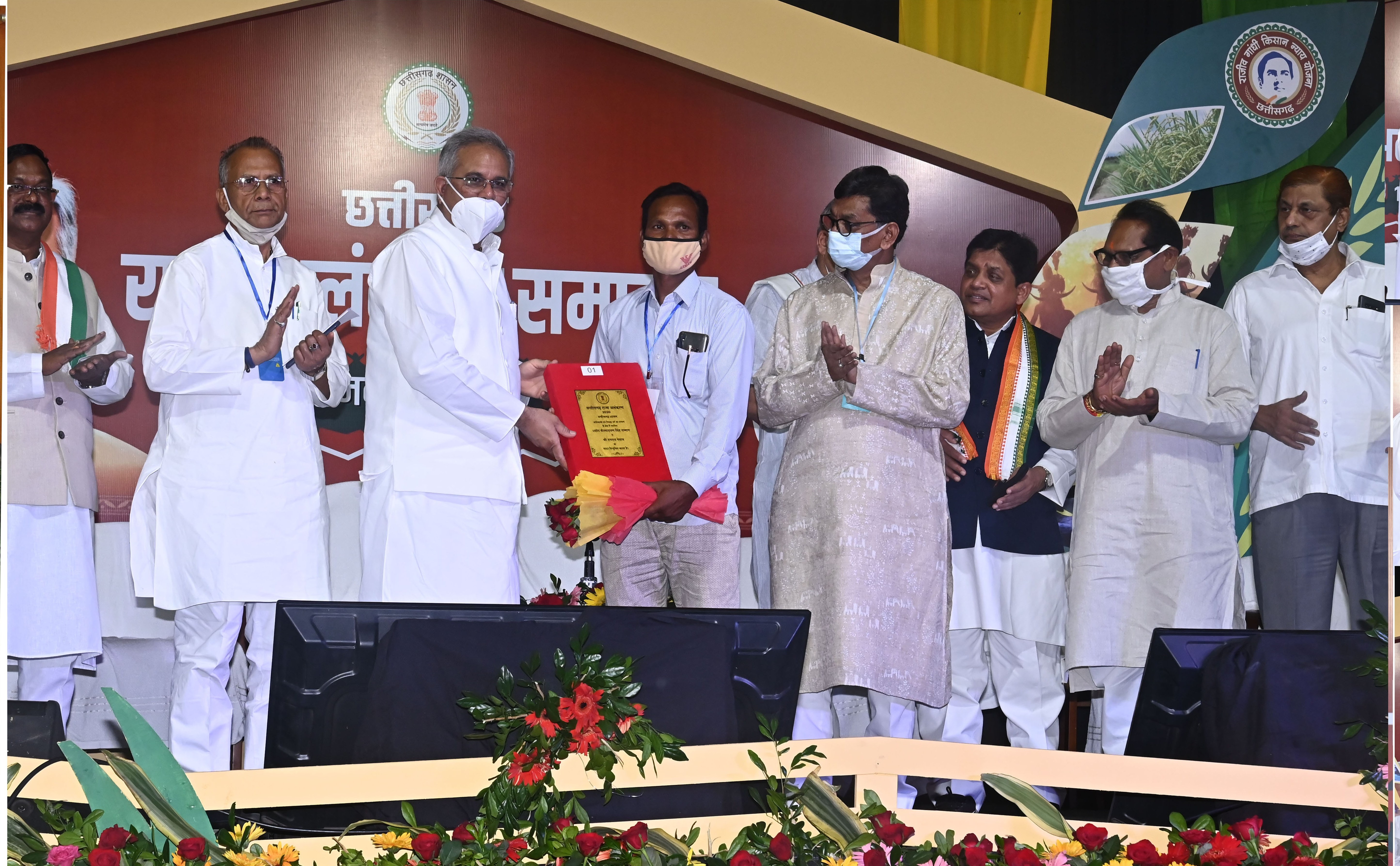 Photo of भूपेश ने 30 विभूतियों एवं 03 संस्थानों को राज्य अलंकरण से किया विभूषित