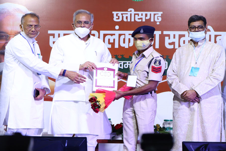 Photo of भूपेश ने सात उत्कृष्ट पुलिस जवानों को शौर्य पदक से किया सम्मानित