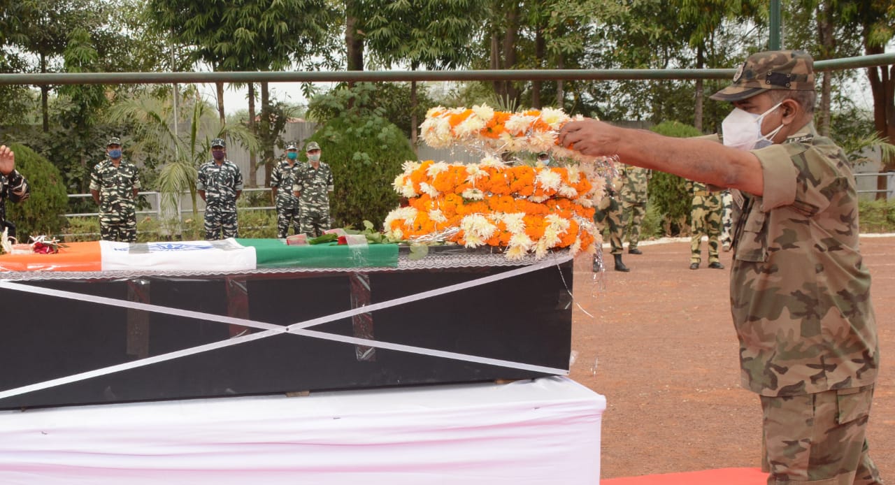 Photo of आईईडी ब्लास्ट से घायल सीआरपीएफ डिप्टी कमान्डेंट शहीद