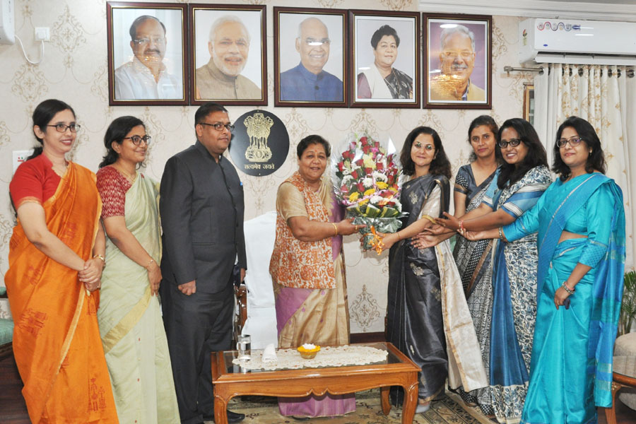 Photo of पदोन्नत आईएएस अधिकारियों से राज्यपाल ने की मुलाकात