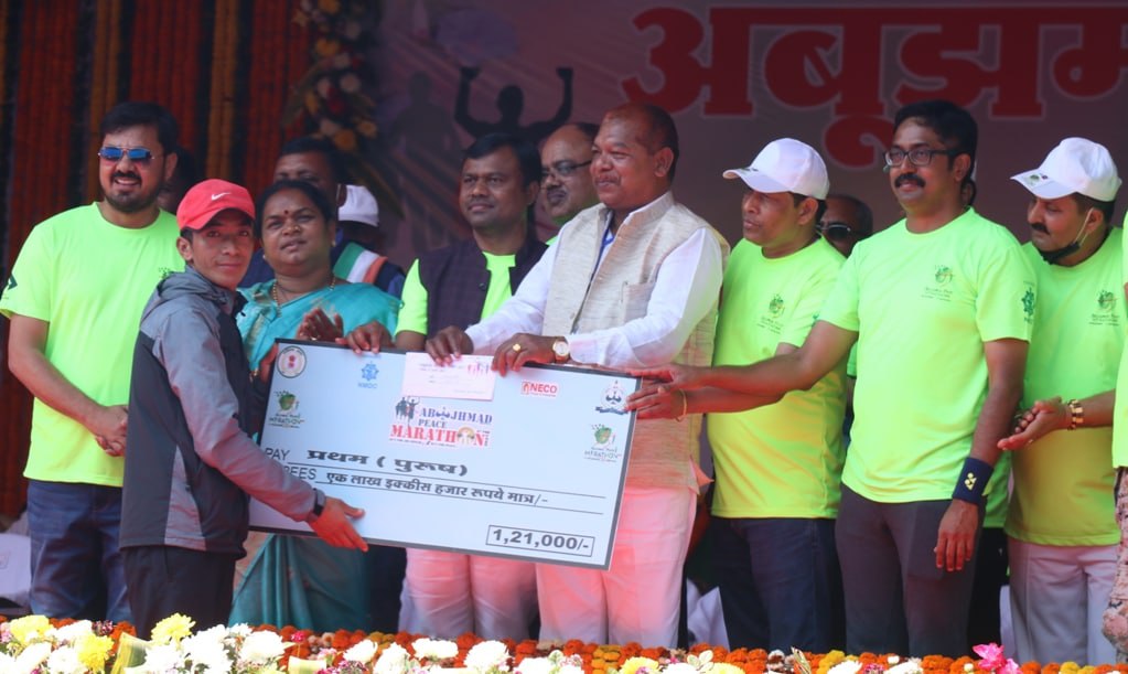Photo of अबूझमाड़ पीस हाफ मैराथन में अबनी थाना एवं रीनू रहे पहले स्थान पर