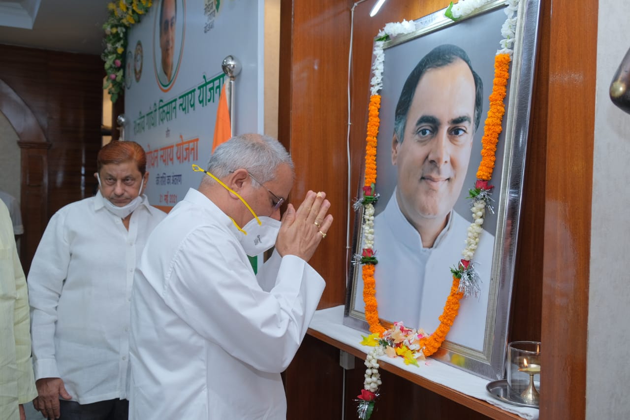 Photo of भूपेश एवं मंत्रियों ने दी पूर्व प्रधानमंत्री राजीव गांधी को दी श्रद्धांजलि