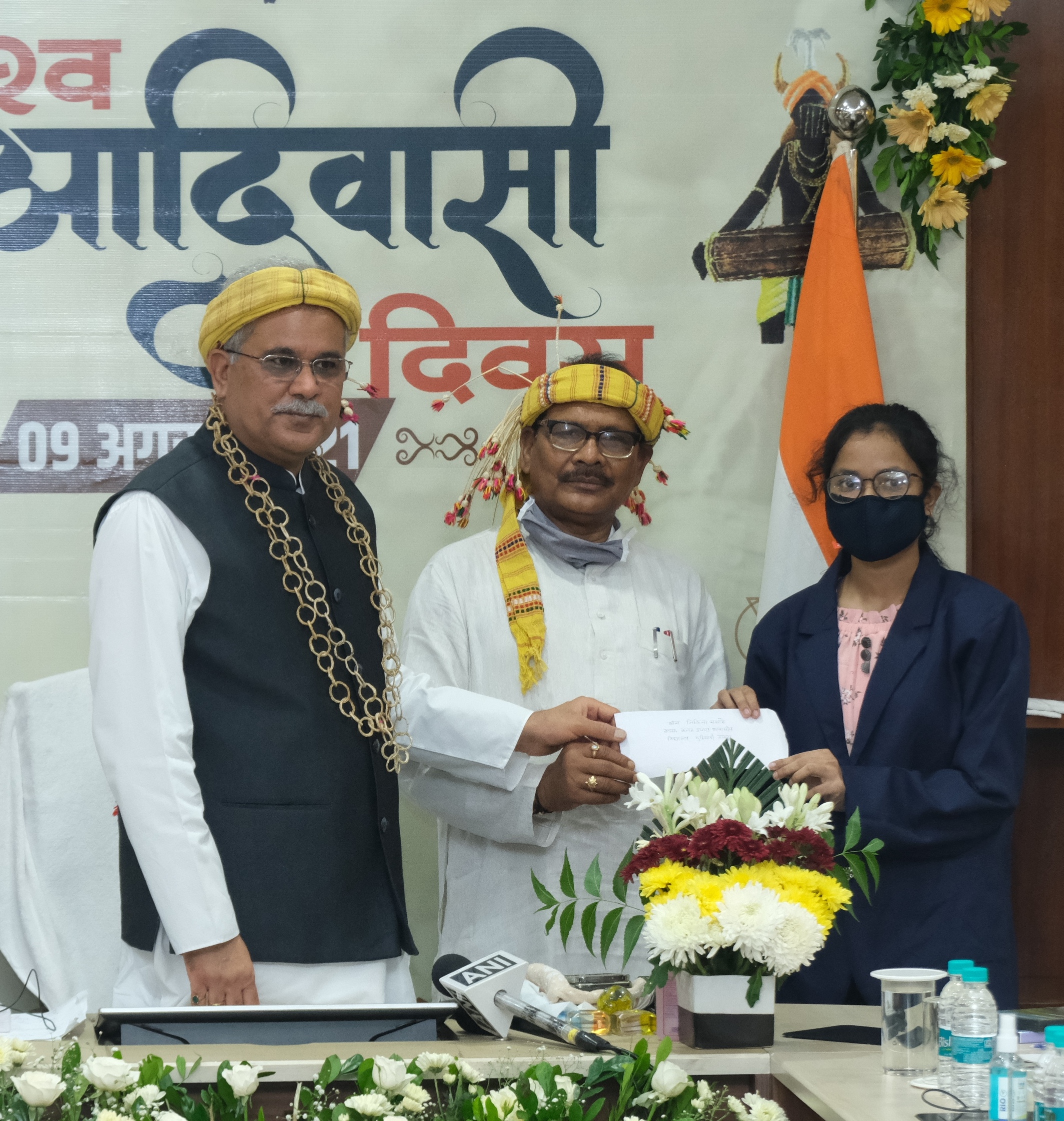 Photo of विश्व आदिवासी दिवस पर भूपेश ने मेधावी विद्यार्थियों को किया सम्मानित